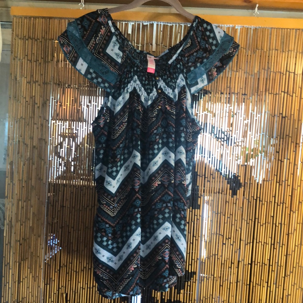 NWOT Beautiful ladies top size extra large from no boundaries